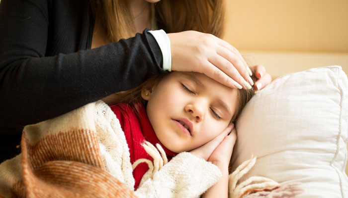 trẻ sốt do virus khi chuyển mùa