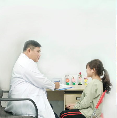 TS. BS. Trần Quang Khánh thăm khám cho 1 trường hợp nghi ngờ mắc chậm tăng trưởng chiều cao