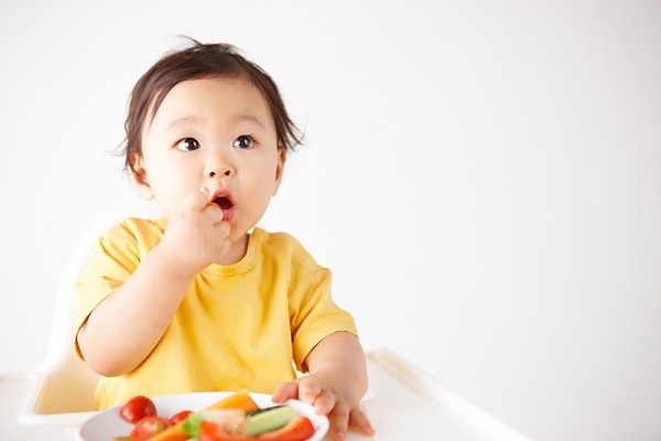 theo dõi các triệu chứng của trẻ sau khi uống vitamin A