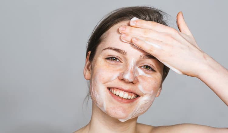 vệ sinh da mặt giúp ngăn ngừa mụn trứng cá